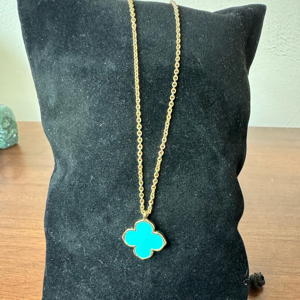 Beautiful Gold Toned Teal Clover Necklace